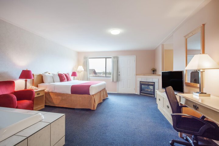 Ramada by Wyndham 100 Mile House