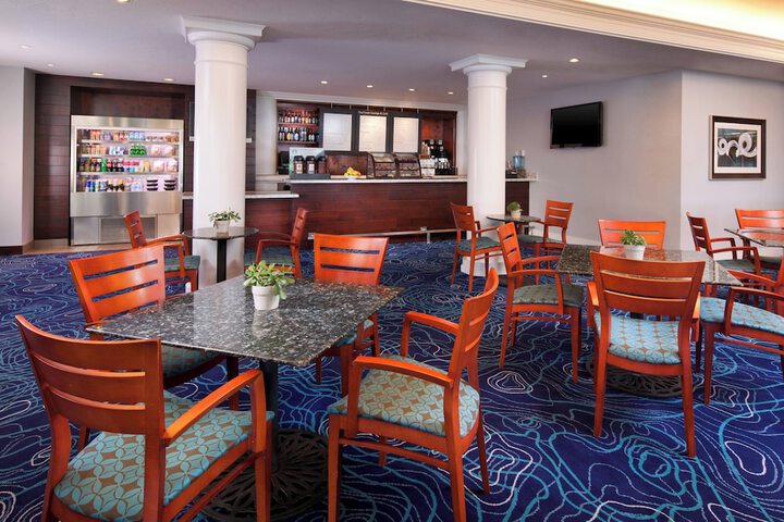 Lounge 200 of 215
