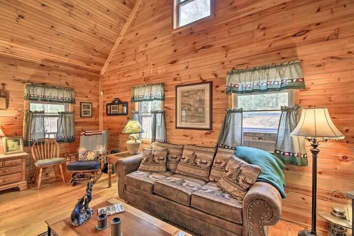 Peaceful Mountain City Cabin w / Porch & Fire Pit