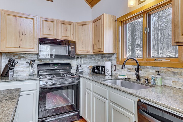 Jeffersonville Home w / Deck Near Hiking & Climbing