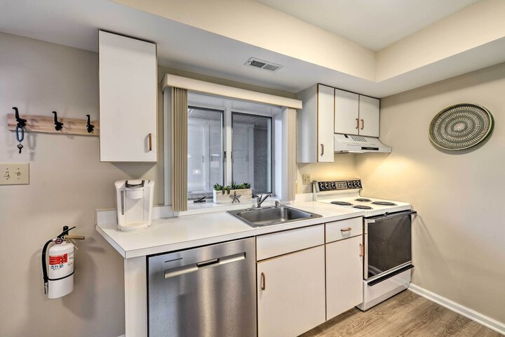 Brigantine Condo w / Beach Access & Pool Views