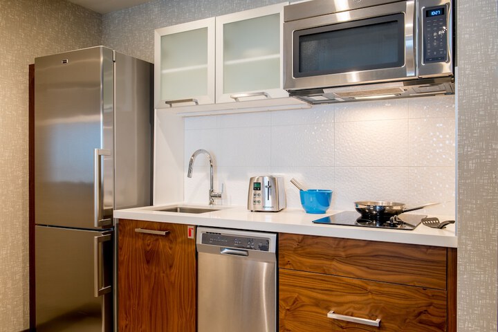 Ômage Hotel Montreal Laval, a Tribute Portfolio Hotel