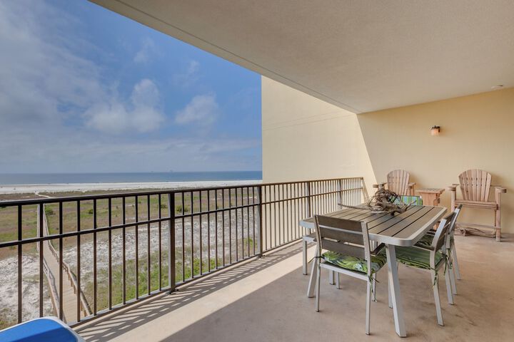 Beachfront Dauphin Island Condo w / 2 Pools & Sauna