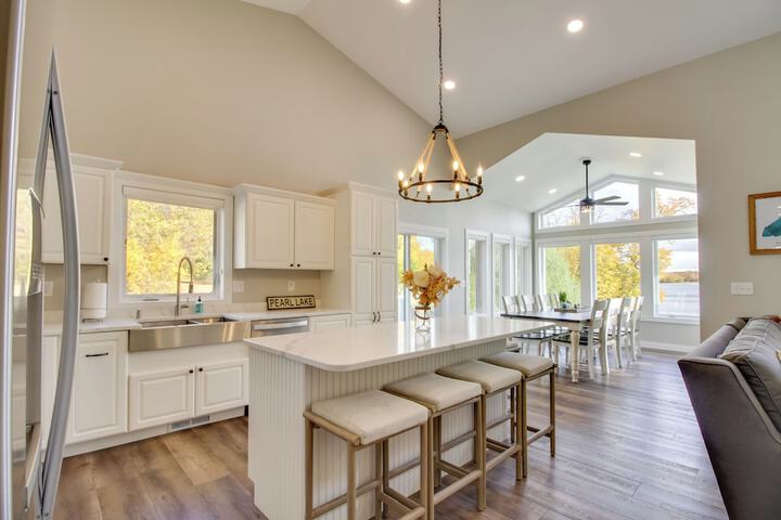 Pearl Lake Retreat w / Dock & Stunning Views!