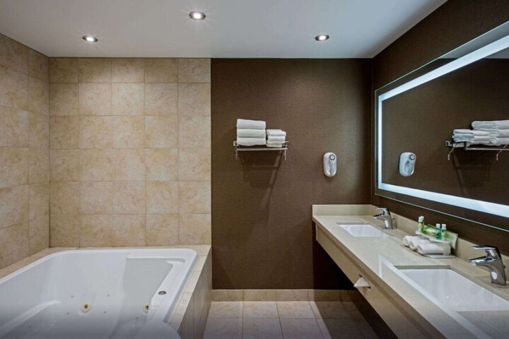 Room 9 of 20