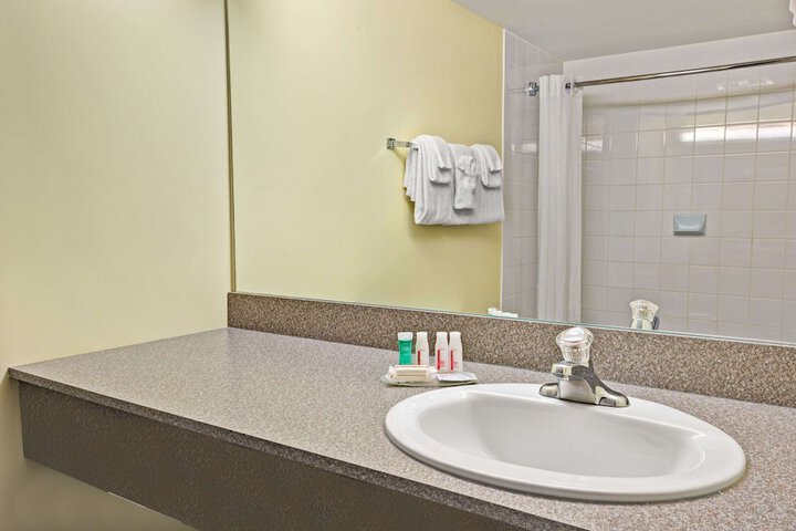 Room 16 of 38