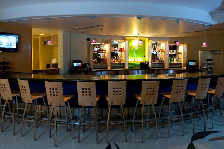 Lounge 26 of 27
