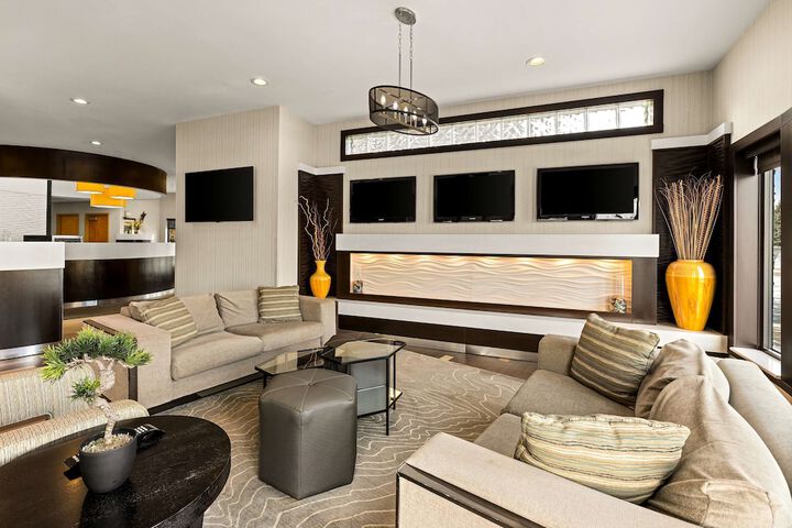 Lounge 33 of 35