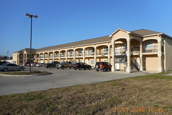 Crossroads Inn & Suites