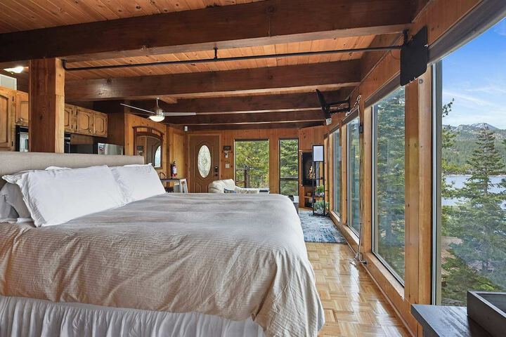 Stunning Views at Stargazer Lakefront Studio!