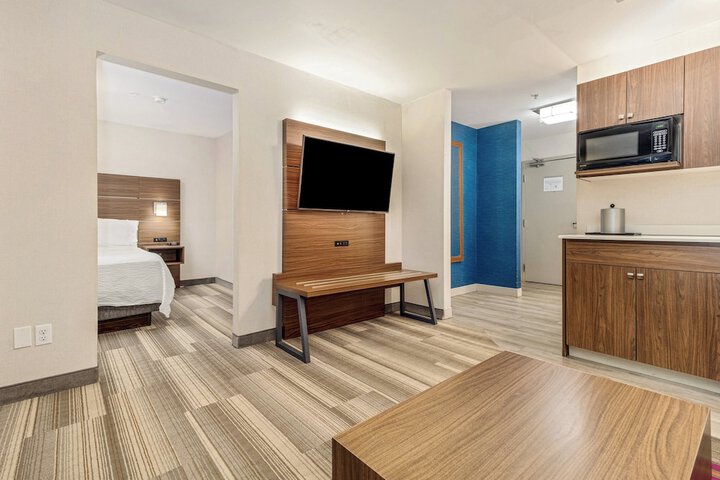 Room 82 of 348