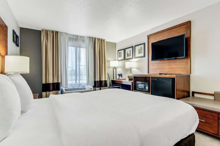 Comfort Suites near I-80 and I-94