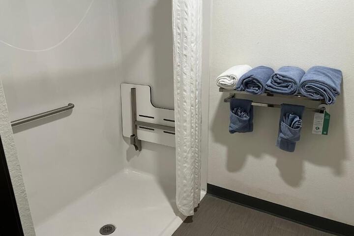 The Grove Inn & Suites