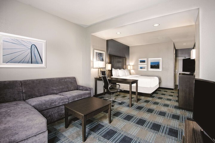 La Quinta Inn & Suites by Wyndham Victoria - South