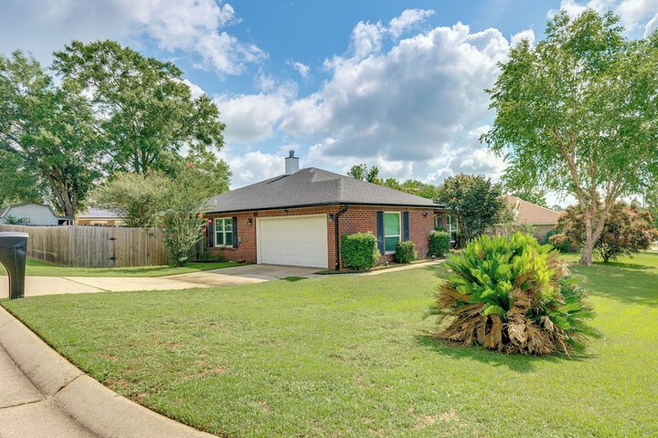 Spacious Home w / Sunroom 15 Mi to Pensacola!