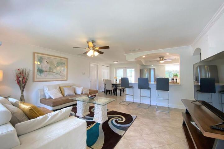 Cheerfull 4 / bed/ 3 Bath / pool / best Location