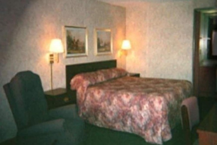 Room 8 of 15
