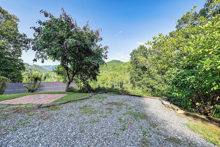 Riverfront Cabin w / Mtn Views in Tuckasegee!