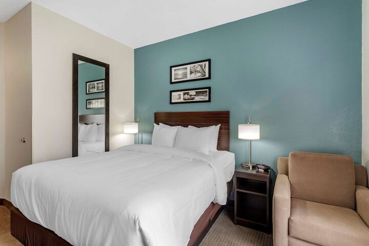 Room 12 of 28
