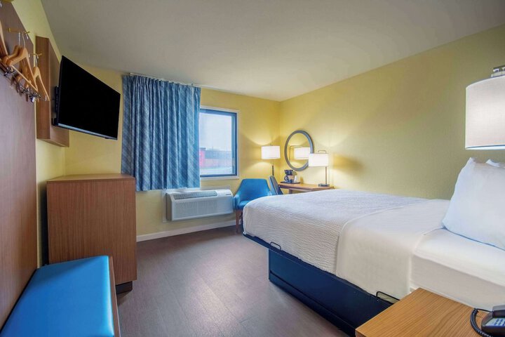 Days Inn & Suites by Wyndham Waterloo