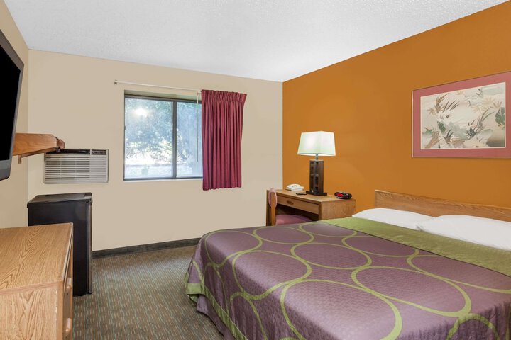 Room 10 of 13