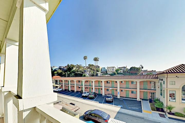 Charming 2br 300 Yards To Beach! 2 Bedroom Home