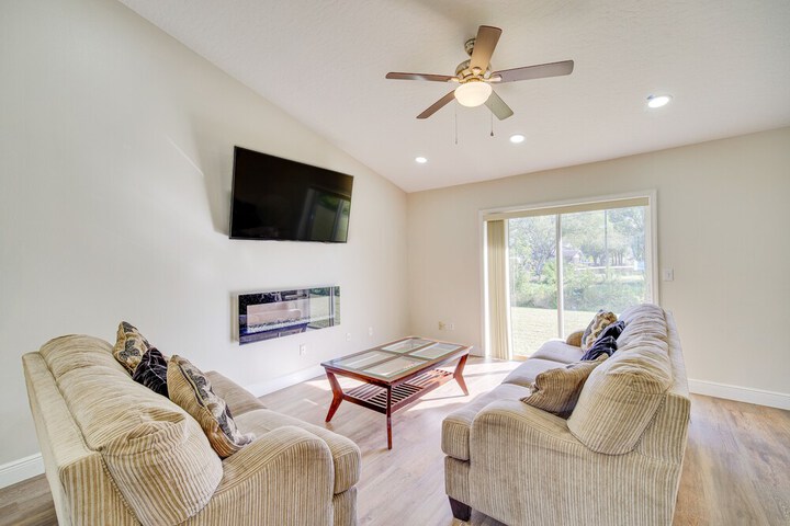 Sunny Palm Bay Home w / Screened Porch Near Beaches