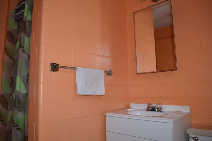 Room 4 of 7