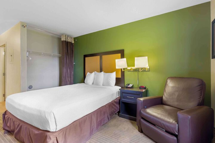 Room 17 of 28
