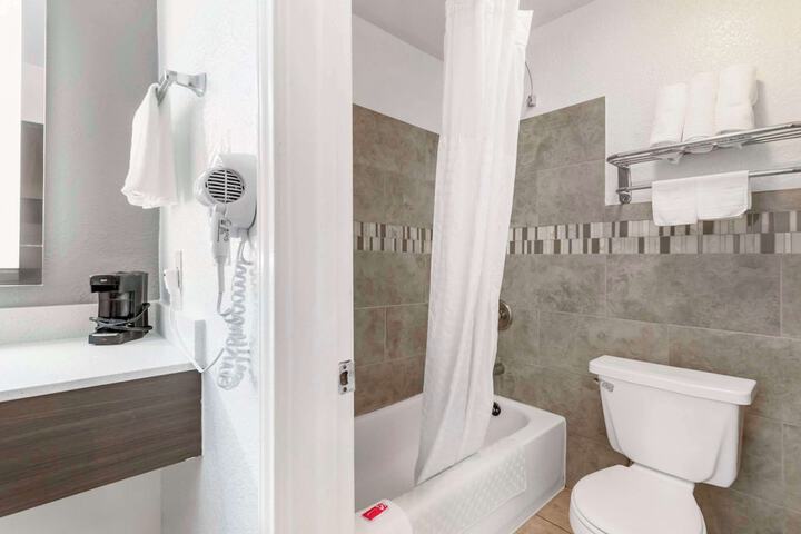 Econo Lodge Inn & Suites Near Lackland AFB