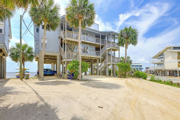 Walkable Beachfront Retreat on Cedar Key!