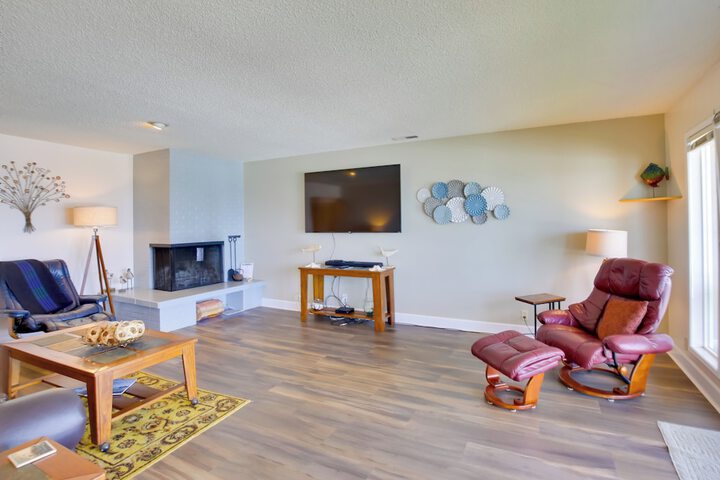 Comfortable Lincoln City Condo w / Patio & Views!
