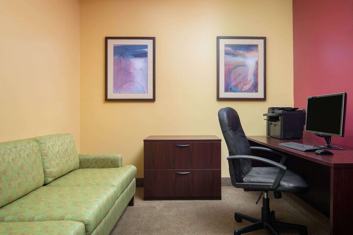 La Quinta Inn & Suites by Wyndham Atlanta-Union City