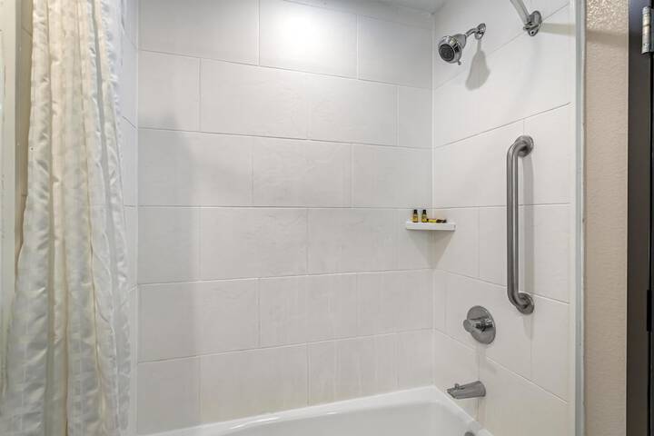 Best Western Plus Bay City Inn & Suites
