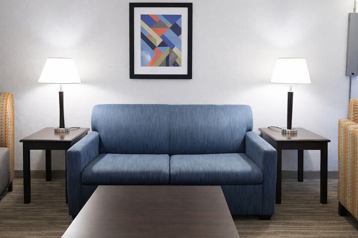 Holiday Inn Express & Suites Winner by IHG
