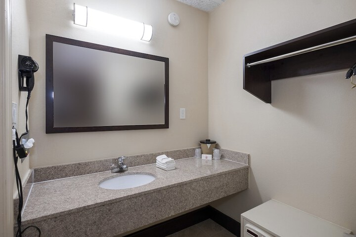 Room 25 of 28