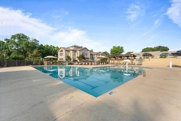 Pool 10 of 32