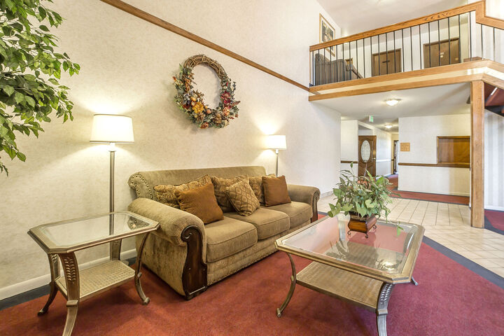 Econo Lodge Inn & Suites