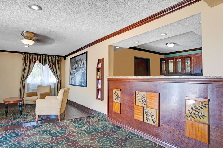 Super 8 by Wyndham Roseville / Detroit Area