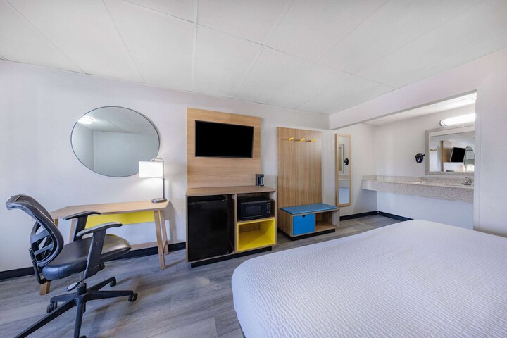 Room 17 of 32