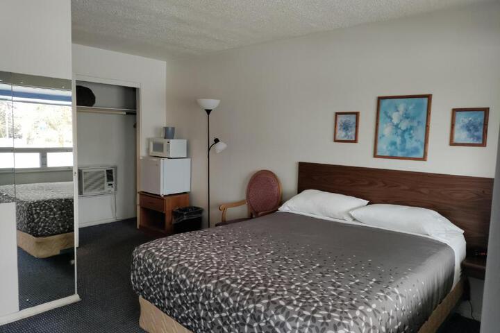 Eight Bar B Motel