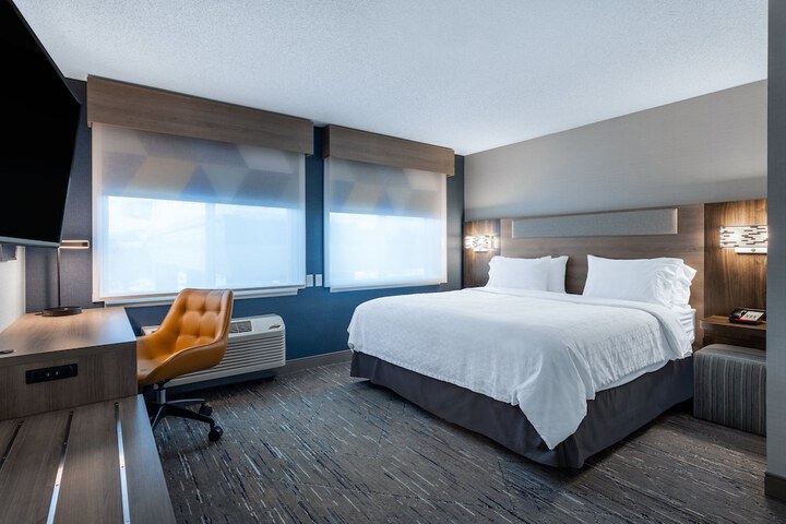 Holiday Inn Express & Suites Vadnais Heights by IHG