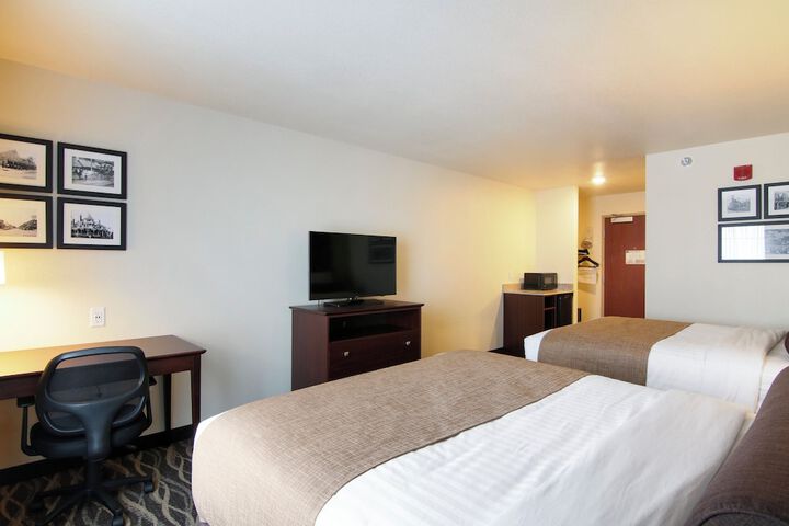 Cobblestone Inn & Suites at UW Stout Downtown Menomonie