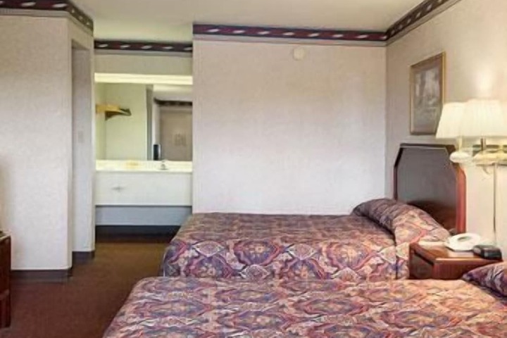 Room 12 of 25