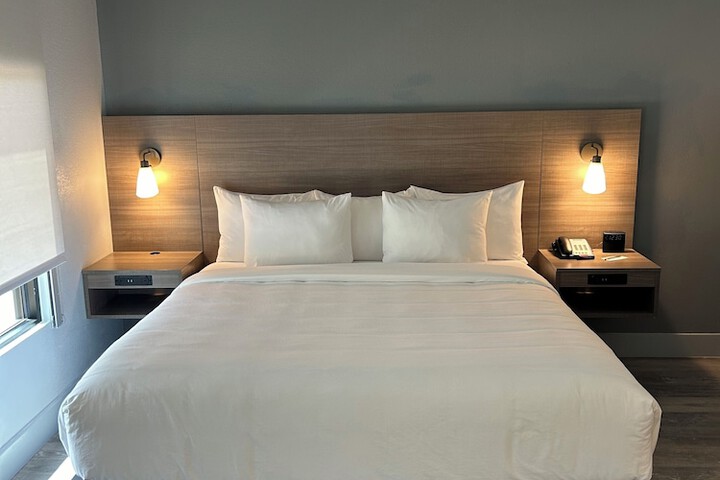 Room 25 of 76