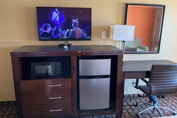 Executive Inn & Suites