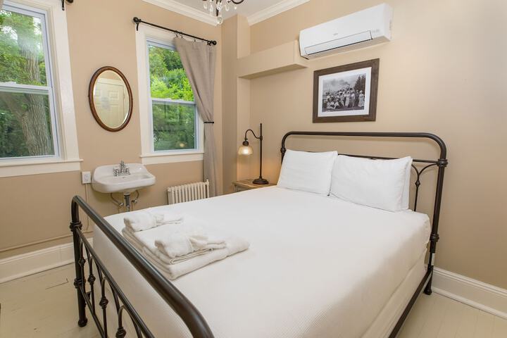 Pine Cottage Bed & Breakfast