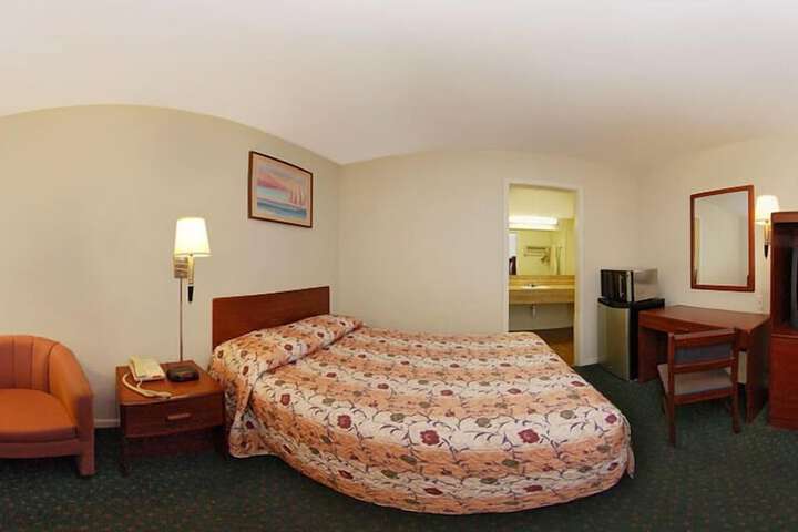 Room 5 of 8