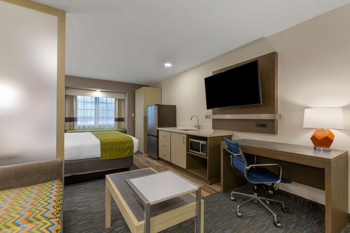 Room 32 of 43