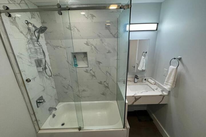 The Elegant Suite - 2BR with Great Amenities